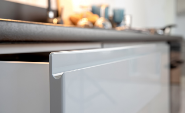 Küche Küchenzeile 340cm grau Glanz grifflos - Soft Close System individuell stellbar